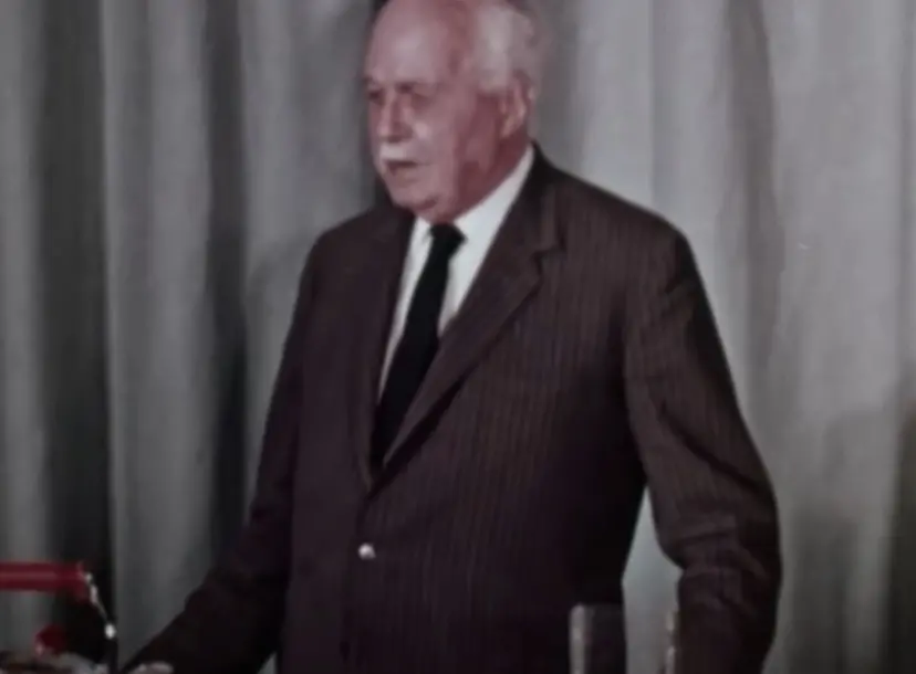 Still of Lawrence Bragg