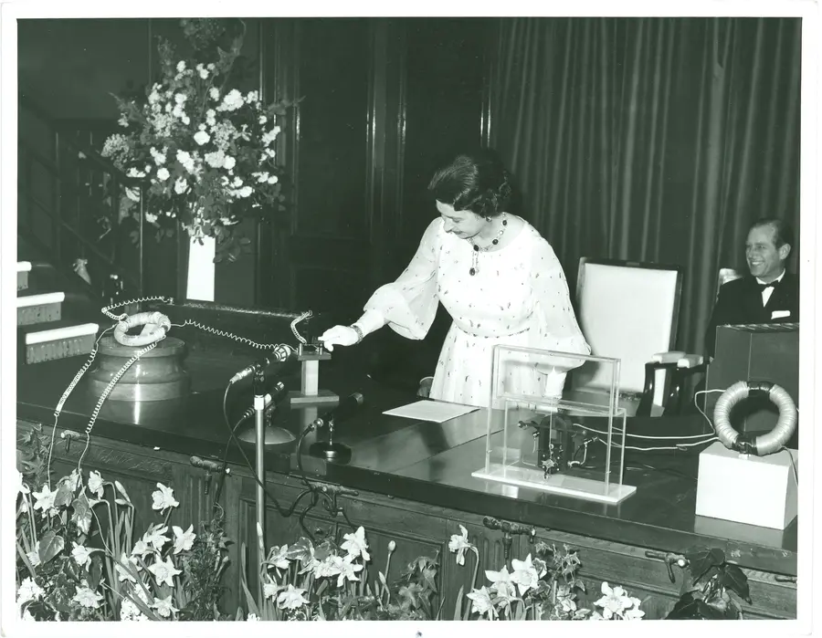 Black and white photograph of the Queen in 1973 using Michael Faraday's apparatus