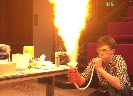  A fiery demonstration in the Ri theatre