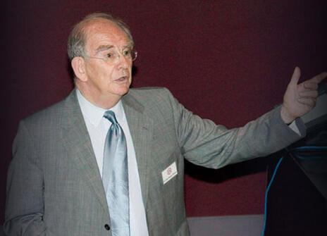 Sir John Meurig Thomas lecturing at the Ri lecture theatre